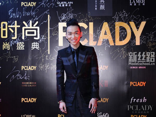 张驰一身潮look出席时尚盛典