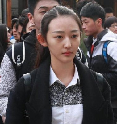 17岁艺考女神走红 因太美考生拒与其同场