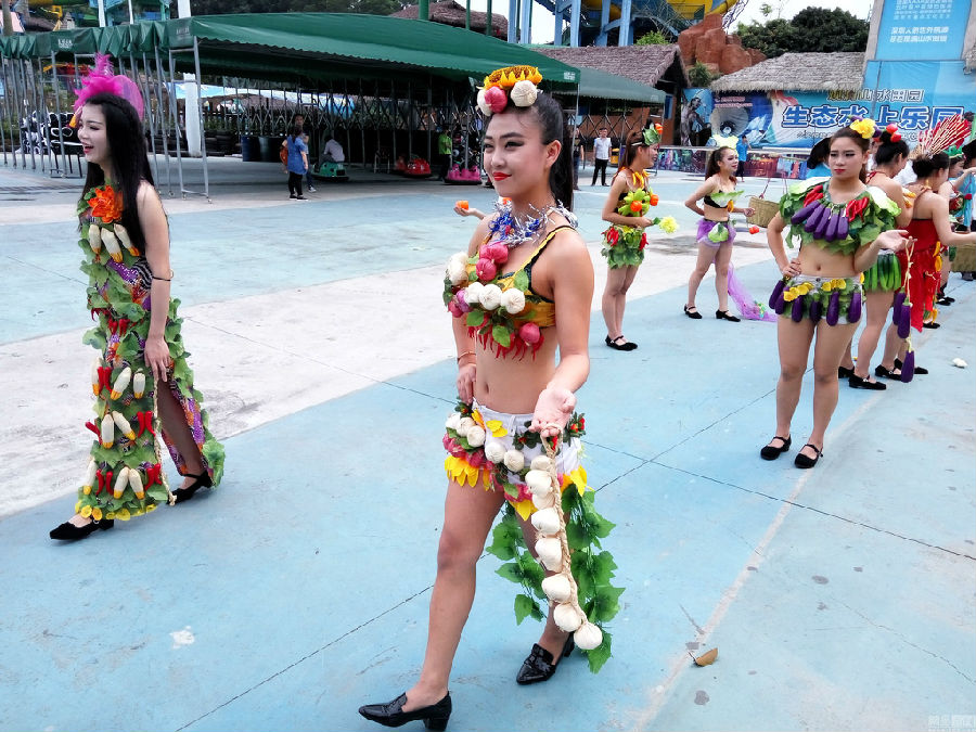 深圳模特穿"野菜装"上街巡游引围观