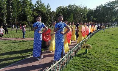 中国老年模特旗袍走秀秀起来