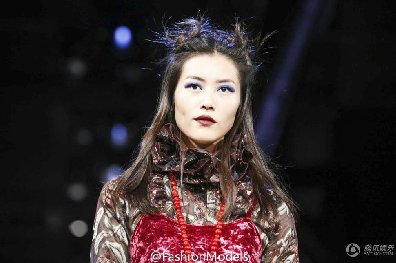 刘雯穿复古风裙装走秀 发型和妆容略诡异