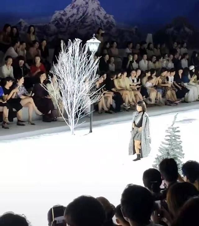 一个7岁女孩参加走秀像27岁超模，临场应变能力超强超模气场！